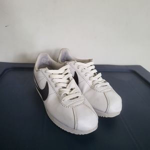 Nike Womens Classic Cortez 807471-101 White w/ Black Running Shoes Sneakers Sz 6